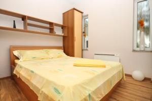 Кровать или кровати в номере Apartments by the sea Stara Novalja, Pag - 9416