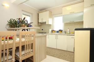 Кухня или мини-кухня в Apartments by the sea Stara Novalja, Pag - 9416
