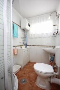 Kúpeľňa v ubytovaní Apartments by the sea Okrug Gornji, Ciovo - 9469