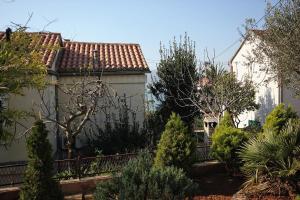 Ein Garten an der Unterkunft Apartments by the sea Okrug Gornji, Ciovo - 9469