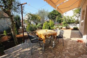 Ein Garten an der Unterkunft Apartments by the sea Okrug Gornji, Ciovo - 9469