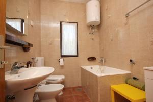 Kúpeľňa v ubytovaní Apartments by the sea Okrug Gornji, Ciovo - 9469