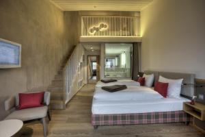 a bedroom with two beds and a staircase at Hotel zur Post in Aschheim