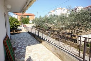 Ein Balkon oder eine Terrasse in der Unterkunft Apartments by the sea Okrug Gornji, Ciovo - 9469