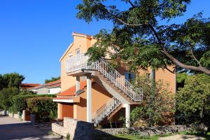 een gebouw met een trap aan de zijkant bij Apartment Bilo 9467d in Zaboric