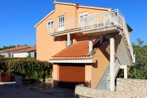 een gebouw met een trap en een balkon bij Apartment Bilo 9467d in Zaboric +13 foto's