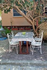 a table and chairs sitting under a tree at Apartment Bilo 9467d in Zaboric