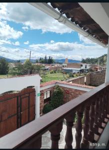 una vista desde el balcón de una casa en Hospedaje El Mirador, en Iza