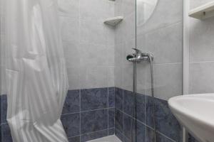 Ένα μπάνιο στο Apartments with parking space Sumpetar, Omis - 9436 +26 φωτογραφίες