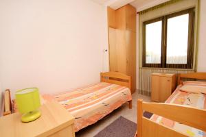 Posteľ alebo postele v izbe v ubytovaní Apartments by the sea Sevid, Trogir - 9468