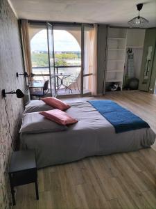 - une chambre avec un grand lit et une grande fenêtre dans l'établissement Bulle Zen Rennes Homey Home's, à Rennes