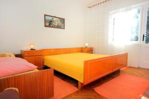 Postel nebo postele na pokoji v ubytování Apartments by the sea Stara Novalja, Pag - 9352