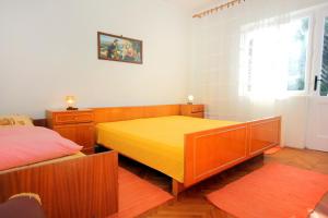 En eller flere senge i et værelse på Apartments by the sea Stara Novalja, Pag - 9352