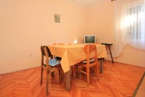 TV a/nebo společenská místnost v ubytování Apartments by the sea Stara Novalja, Pag - 9352