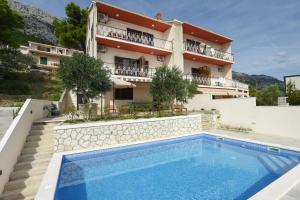 Πισίνα στο ή κοντά στο Seaside apartments with a swimming pool Marusici, Omis - 10009