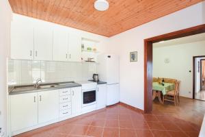 Η κουζίνα ή μικρή κουζίνα στο Seaside apartments with a swimming pool Marusici, Omis - 10009