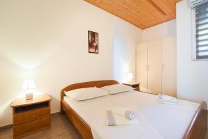 Ένα ή περισσότερα κρεβάτια σε δωμάτιο στο Seaside apartments with a swimming pool Marusici, Omis - 10009