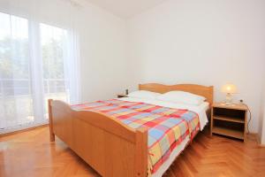 ノヴァリャにあるApartment Novalja 9326bのベッドルーム1室(ベッド1台、ナイトスタンド、ランプ付)