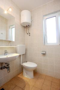 ノヴァリャにあるApartment Novalja 9326bのバスルーム(トイレ、洗面台、鏡付)