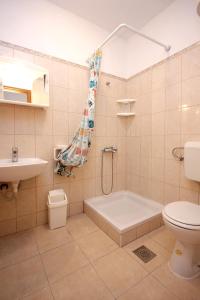 łazienka z wanną, toaletą i umywalką w obiekcie Studio Zubovici 9365b w mieście Zubovići