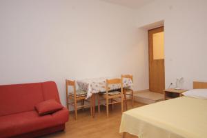 Pokój ze stołem, krzesłami i kanapą w obiekcie Studio Zubovici 9365b w mieście Zubovići