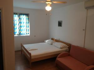 Un pat sau paturi într-o cameră la Apartments by the sea Stara Novalja, Pag - 9368