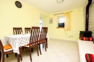 una sala da pranzo con tavolo e sedie di Seaside secluded apartments Cove Danca - Babina, Korcula - 9322 a Babina
