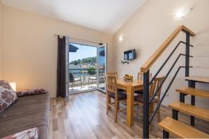 TV a/nebo společenská místnost v ubytování Apartments by the sea Drvenik Donja vala, Makarska - 9654