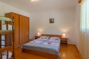 Postel nebo postele na pokoji v ubytování Apartments by the sea Cove Zaglav, Korcula - 9320