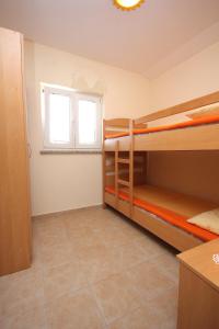 sypialnia z dwoma łóżkami piętrowymi w pokoju w obiekcie Apartment Zubovici 9365b w mieście Zubovići +20 zdjęć