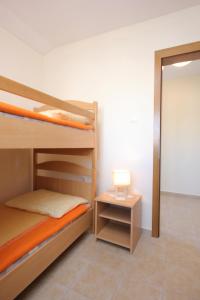 sypialnia z 2 łóżkami piętrowymi i lampką w obiekcie Apartment Zubovici 9365b w mieście Zubovići