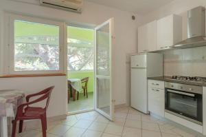 Kuchyň nebo kuchyňský kout v ubytování Apartments by the sea Cove Zaglav, Korcula - 9320