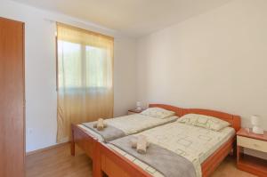 Postel nebo postele na pokoji v ubytování Apartments by the sea Cove Zaglav, Korcula - 9320