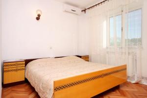 biała sypialnia z łóżkiem i oknem w obiekcie Apartments with a parking space Lumbarda, Korcula - 9329 w mieście Lumbarda