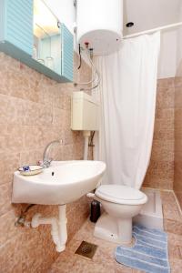 y baño con lavabo y aseo. en Apartments with a parking space Lumbarda, Korcula - 9329, en Lumbarda