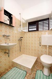 y baño con aseo y lavamanos. en Apartments with a parking space Lumbarda, Korcula - 9329, en Lumbarda