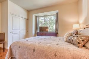 a bedroom with a large bed and a window at Aspen Retreat - Meredith Lodging in Redmond +27 photos