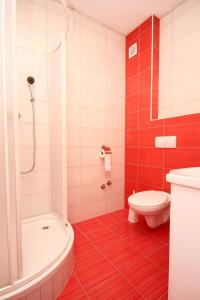 La salle de bains est pourvue de toilettes, d'une douche et d'un lavabo. dans l'établissement Apartment Duce 9437e, à Dugi Rat
