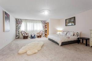 Un dormitorio con una cama grande y una ventana grande. en Luxurious Spacious Dream Home, en Richmond Hill