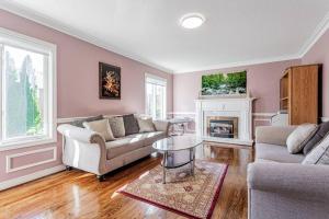 sala de estar con 2 sofás y chimenea en Luxurious Spacious Dream Home en Richmond Hill
