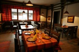 Penzion pod Oblazom في تيرشوفا: غرفة طعام مع طاولات وكراسي في مطعم