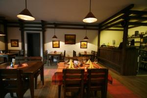Penzion pod Oblazom في تيرشوفا: غرفة طعام مع طاولات وكراسي خشبية
