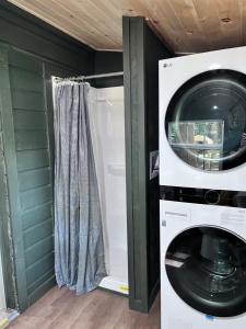 - un lave-linge et un sèche-linge dans une petite maison dans l'établissement Camp Hudson Pines, à Corinth