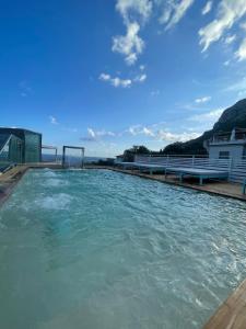 een grote plas water met een blauwe lucht bij Punta Campanella Resort & Spa in Massa Lubrense
