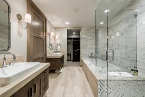 ein Badezimmer mit Badewanne, Waschbecken und Dusche in der Unterkunft Premium Junior Three Bedroom apartment hotel in Park City