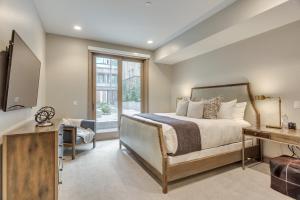 ein Schlafzimmer mit einem Bett, einem Schreibtisch und einem Fernseher in der Unterkunft Premium Junior Three Bedroom apartment hotel in Park City