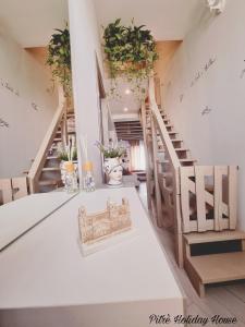Habitación con escaleras y jarrones en el suelo en pitrè holiday house en Palermo
