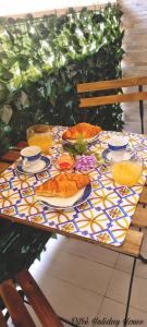 un tavolo con piatti di cibo sopra di pitrè holiday house a Palermo