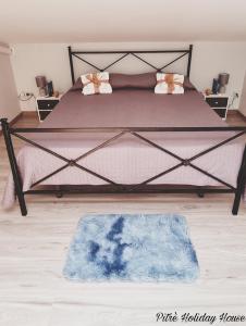 um quarto com uma cama com um tapete azul em pitrè holiday house em Palermo