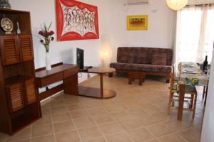 sala de estar con sofá y mesa en Casa Bahia 5, en Santa Maria